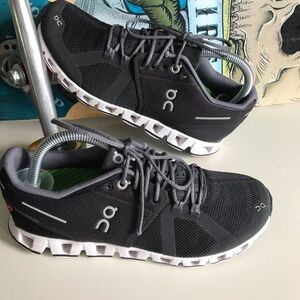 On Running Black/White Women’s Sz 6